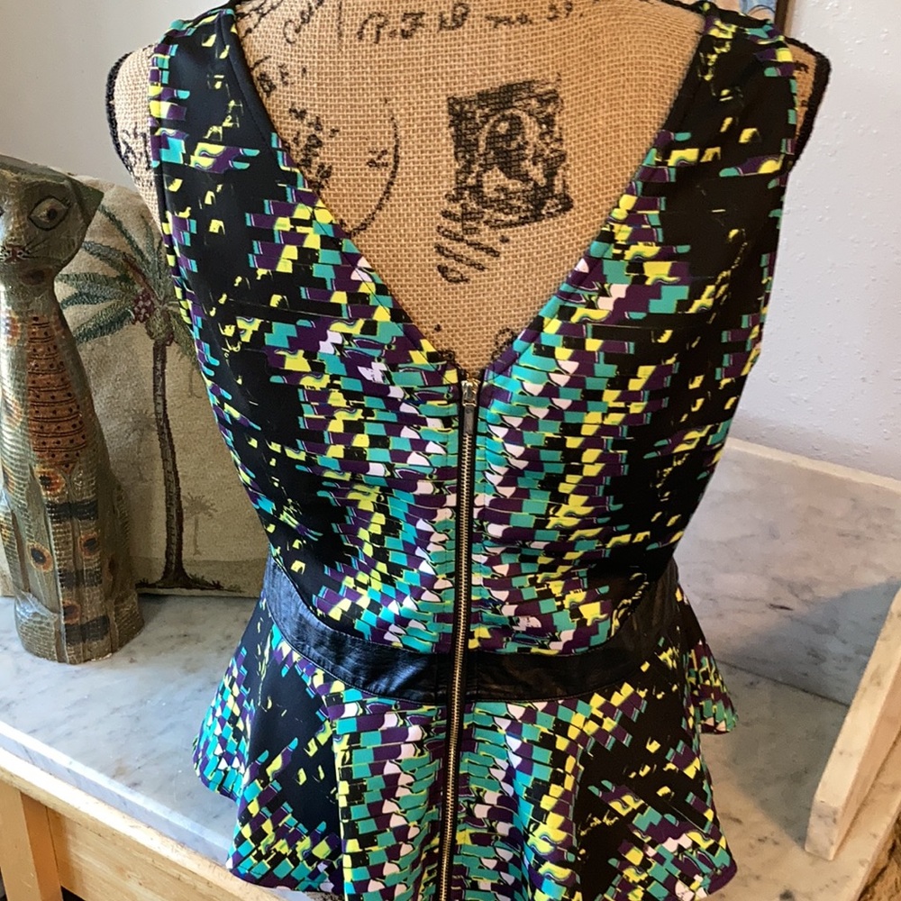 Gorgeous BEBE Top Mesh Front ZIP Back Tank Top L! - Picture 4 of 8